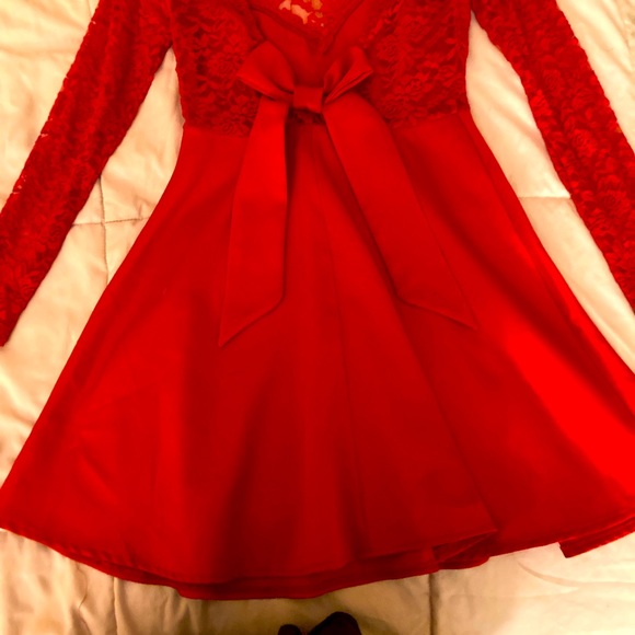 Red mini dress tied up with the perfect bow - Picture 3 of 9
